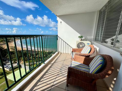 ルキリョにあるBeachfront condo at Costa Azulの海の景色を望むバルコニー(椅子2脚付)