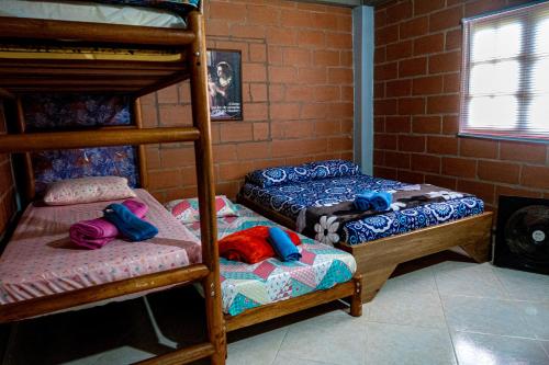2 stapelbedden in een kamer met een bakstenen muur bij Finca San Rafael cerca al rio Wifi 6-12 personas in San Rafael
