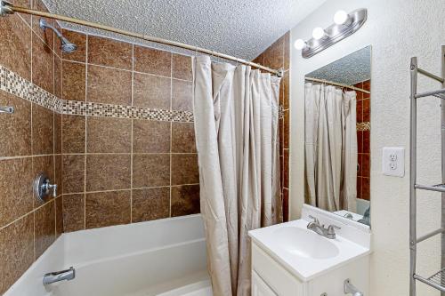 Un baño con bañera, lavabo e inodoro. en Jocelyn Manor, en Ocean City