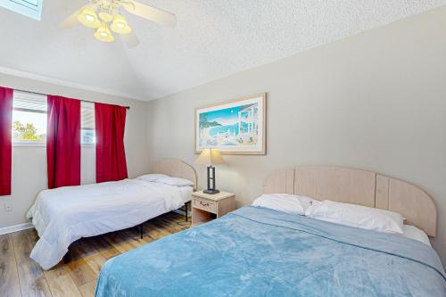 2 camas en un dormitorio con cortinas rojas en Jocelyn Manor, en Ocean City