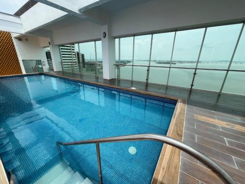 a swimming pool on the top of a building at Gallery Suite en Riverfront Puerto Santa Ana in Guayaquil