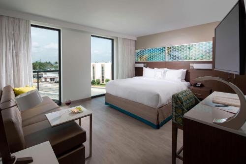 une chambre d'hôtel avec un lit et un canapé dans l'établissement Residence Inn by Marriott Miami Beach South Beach, à Miami Beach