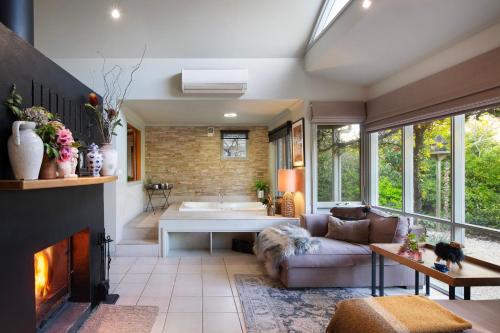 Χώρος καθιστικού στο The Acorn -open fire,spa bath,dog friendly