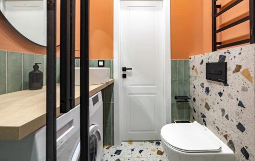 une salle de bain avec toilettes et lavabo dans l'établissement 1 Bd Green Home OAK, à Lille