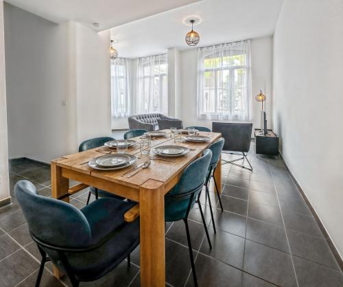 une salle à manger avec une table et des chaises en bois dans l'établissement Spacieuse maison, 4 chambres, Wi-Fi et Parking, à Tourcoing