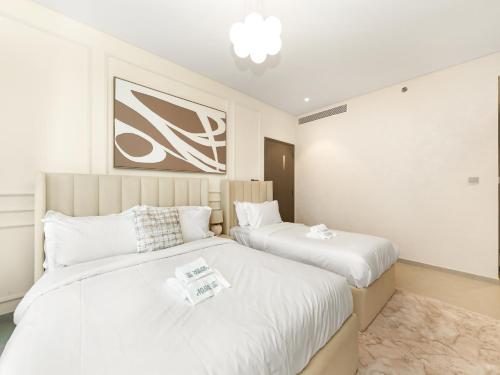 Postel nebo postele na pokoji v ubytování Grandeur 2 Bedroom Apartments I Burj Khalifa & Fountain Views I Free Parking, Gym, Pool, Wi-Fi & PS5 I by Skyline Serenity