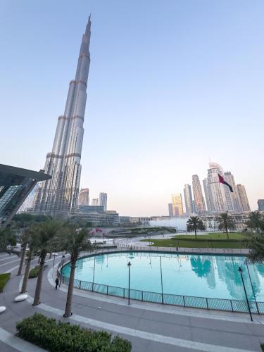 Skyline Serenity Holiday Home I Grandeur 2 Bedroom Apartments I Burj Khalifa & Fountain Views I Free Parking, Gym, Pool & Wi-Fi