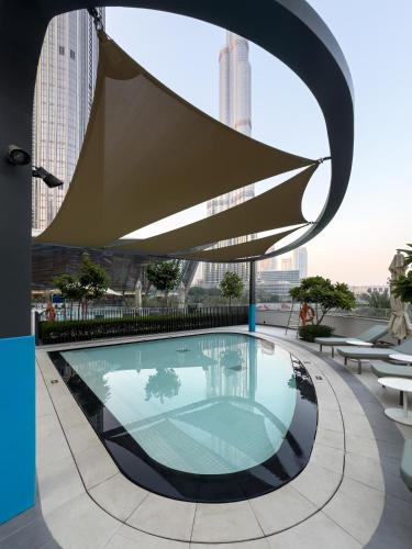 Bazén v ubytování Grandeur 2 Bedroom Apartments I Burj Khalifa & Fountain Views I Free Parking, Gym, Pool, Wi-Fi & PS5 I by Skyline Serenity nebo v jeho okolí