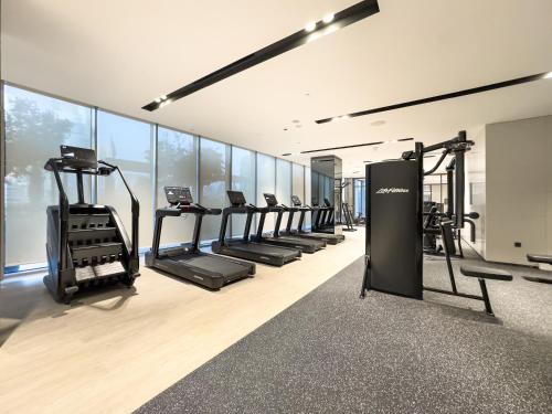 Fitness centrum a/nebo fitness zařízení v ubytování Grandeur 2 Bedroom Apartments I Burj Khalifa & Fountain Views I Free Parking, Gym, Pool, Wi-Fi & PS5 I by Skyline Serenity