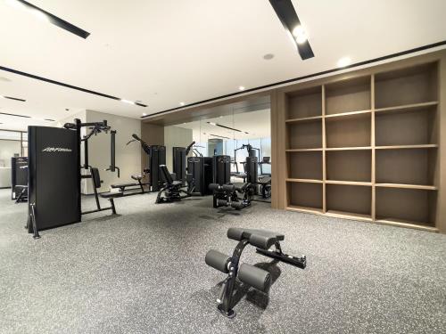 Fitness centrum a/nebo fitness zařízení v ubytování Grandeur 2 Bedroom Apartments I Burj Khalifa & Fountain Views I Free Parking, Gym, Pool, Wi-Fi & PS5 I by Skyline Serenity