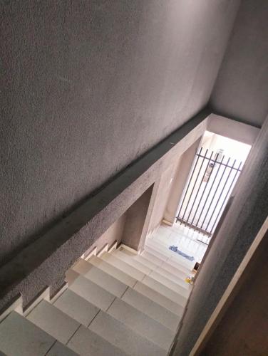 an overhead view of a staircase in a building at Sobrado para hóspedes in Guarapuava