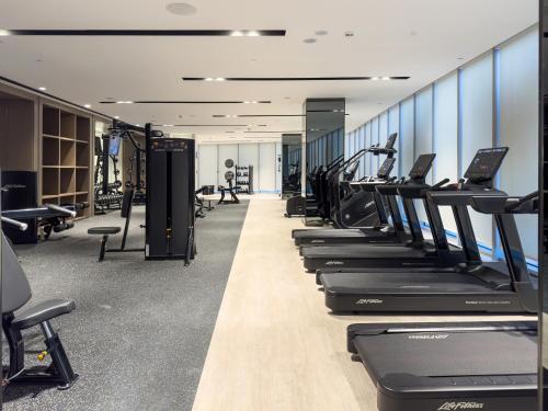 Fitness centrum a/nebo fitness zařízení v ubytování Grandeur 2 Bedroom Apartments I Burj Khalifa & Fountain Views I Free Parking, Gym, Pool, Wi-Fi & PS5 I by Skyline Serenity