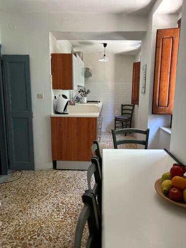 a kitchen with a bowl of fruit on a table at Casa del Gelsomino in Cuglieri