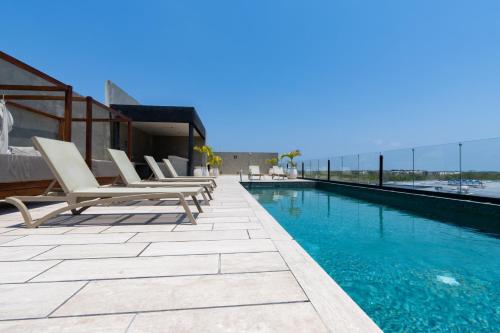 Swimmingpoolen hos eller tæt på Luxury Studio with Balcony and Rooftop Pool in Best Location