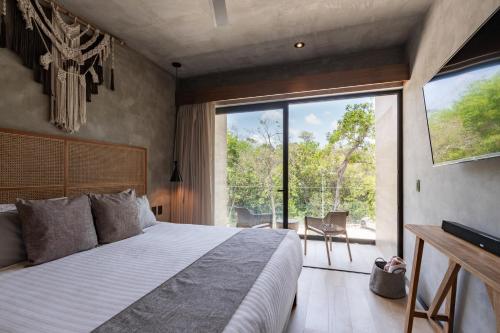 En eller flere senge i et værelse på Luxury Studio with Balcony and Rooftop Pool in Best Location