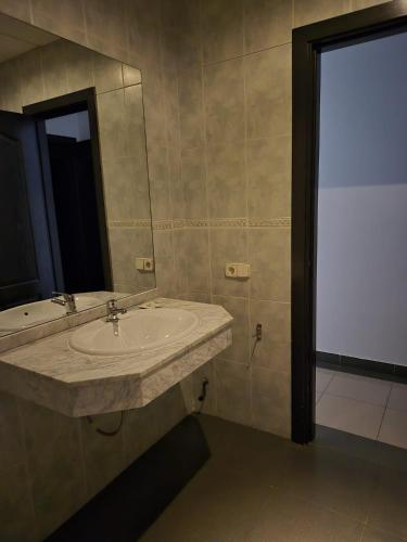 ein Badezimmer mit Waschbecken und Spiegel in der Unterkunft Hotel de castrillo LISBOA in Castrillo de la Guareña