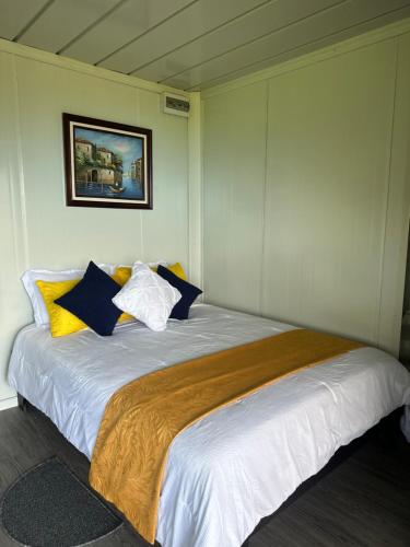 Postel nebo postele na pokoji v ubytování Dadirri Cozy House Santa Elena Monteverde