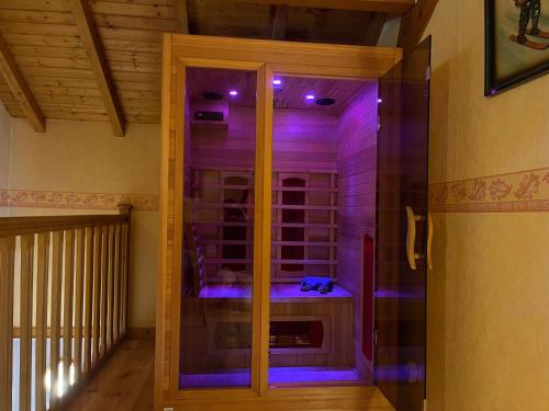 Cette chambre dispose d'une douche avec un éclairage violet. dans l'établissement Spacieux Gîte Proche Forêt avec Sauna, Baby Foot et Activités Extérieures - À 10 min de Remiremont - FR-1-589-293, à Saint-Nabord