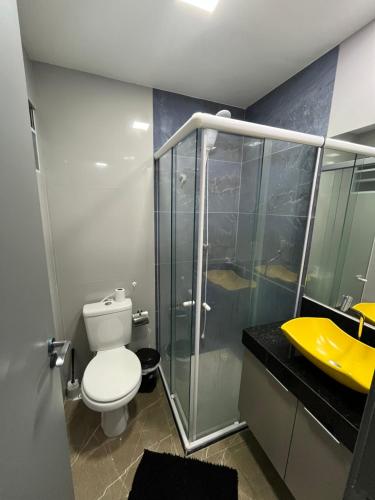 a bathroom with a toilet and a shower and a sink at Flat Alto Padrão 3 in Campina Grande