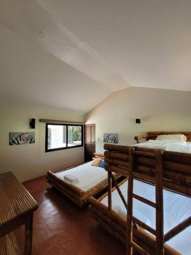 a bedroom with three beds in a room at Casa estilo suizo cerca del mar in Tierra Mala