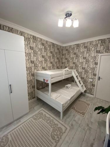 a bedroom with a bunk bed in a room at Sweet Villa in Dǝnizkǝnarı Stansiyası