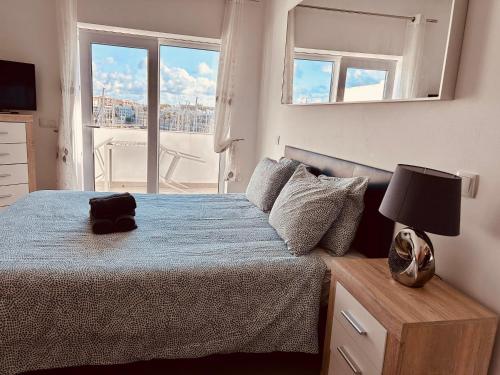 Postel nebo postele na pokoji v ubytování Lagos Marina View studio apartment on main avenue