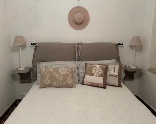 a bed with pillows on it with two lamps at Casa del Gelsomino in Cuglieri