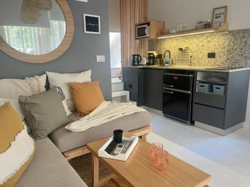 a living room with a couch and a table at Terral Suites in Mar de las Pampas