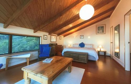 ラッセルにあるPomare Beach Chaletの木製の天井が特徴のベッドルーム1室(ベッド1台付)