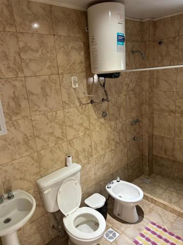 un bagno con wc e bidet di Departamento 3 ambientes a Bella Vista