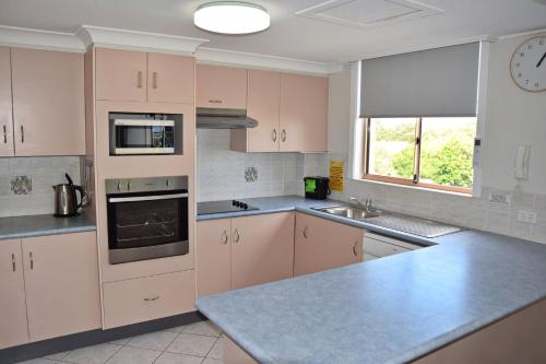 Η κουζίνα ή μικρή κουζίνα στο Astor Apartment 2 - Bring your own linen