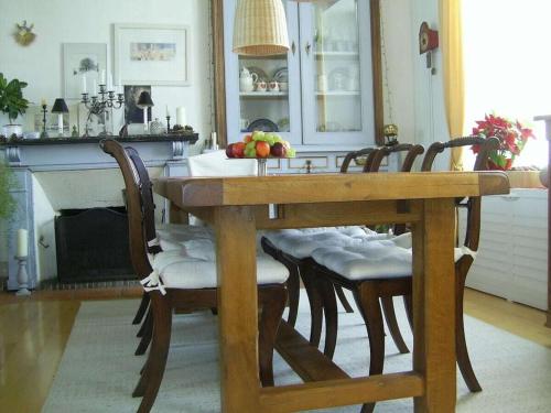 - une table à manger en bois avec des chaises et des fruits dans l'établissement La Vimonderie Comfortable holiday residence, à La Meauffe