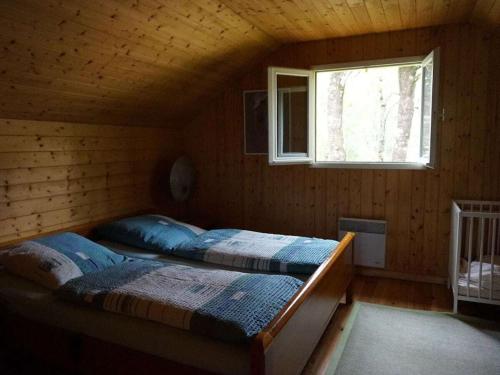 zwei Betten in einem Zimmer mit Fenster in der Unterkunft Villa Mimosa Comfortable holiday residence in Lacanau