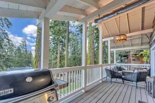 Posezení v ubytování Modern Tahoe Retreat with Grill Walk to Beach