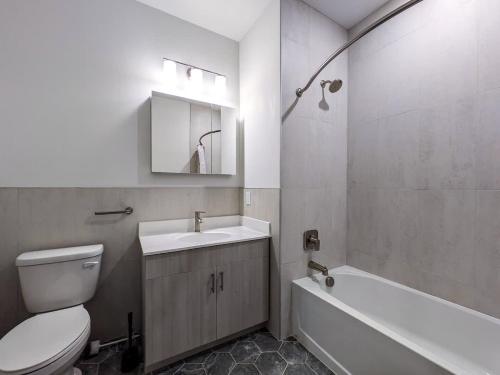 Phòng tắm tại 222 Brand New 2 Bedroom 1 KIT 2 BATH 1 Living