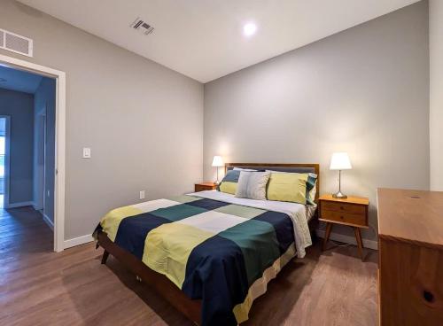 Giường trong phòng chung tại 222 Brand New 2 Bedroom 1 KIT 2 BATH 1 Living