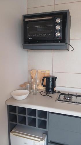 a kitchen counter with a toaster oven and a microwave at Grado8punto8 Glamping Valle de Los Artistas in Lolol