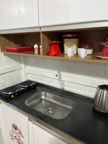Dapur atau dapur kecil di Brisa da Ilha - Estúdios ao lado do aeroporto