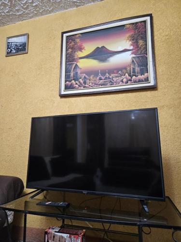 a large flat screen tv sitting on top of a table at Río Rooms City Center in Quetzaltenango