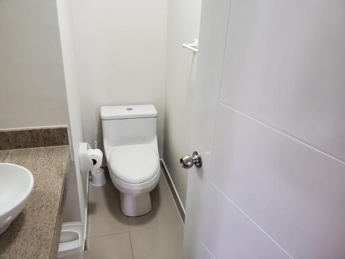 Ένα μπάνιο στο New! Modern 4BR Apartment Miraflores Lima