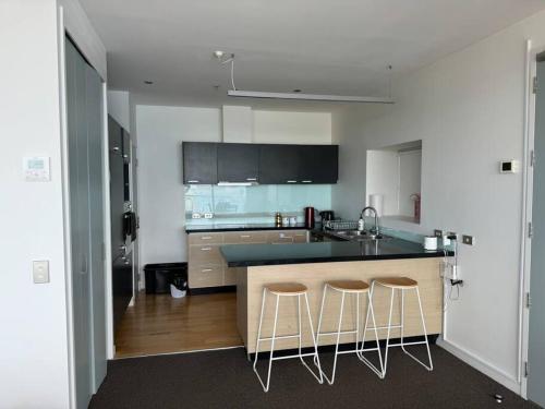 Η κουζίνα ή μικρή κουζίνα στο Sun filled Ahururi apartment