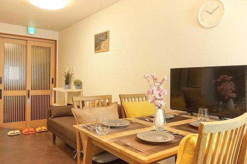 Authentic Japanese House 10 Mins to USJ , 8 Mins to Aquarium , Direct to Namba & Umeda , Guest House Anytime
