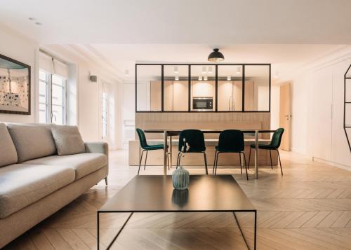 un salon avec un canapé et une table dans l'établissement HIGHSTAY - Luxury Serviced Apartments - Place Vendôme, à Paris