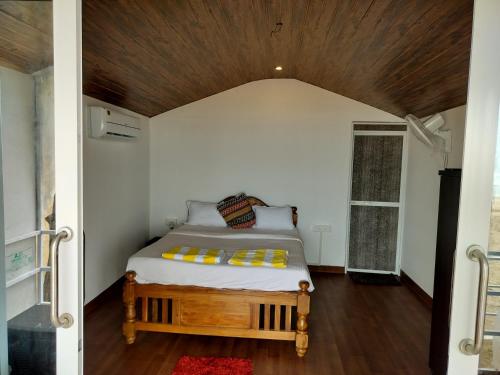 Postel nebo postele na pokoji v ubytování Omkar Beach Bungalow