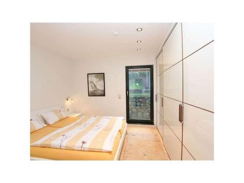 Postel nebo postele na pokoji v ubytování Ferienhaus in Goehren mit Schwimmbecken