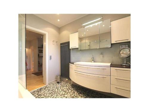 Kuchyň nebo kuchyňský kout v ubytování Ferienhaus in Goehren mit Schwimmbecken