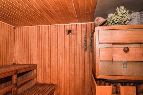 a room with a sauna with a wooden ceiling at Taparynė in Alanta