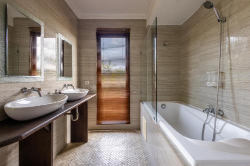 Un baño de Deluxe Room with Jungle View