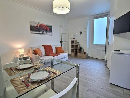 un salon avec un canapé et une table dans l'établissement Cosy des Rêves II ,Paris, Disney, à Croissy-Beaubourg