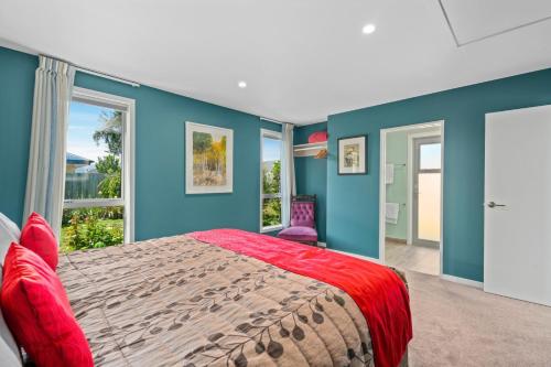 Postel nebo postele na pokoji v ubytování Little Lodge Wanaka